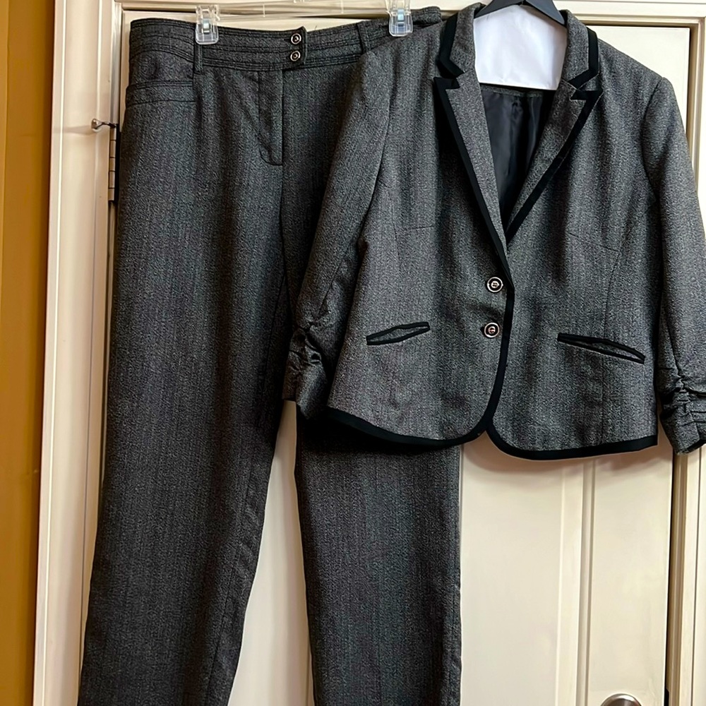 Preowned cato suit